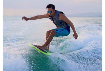 夏日尾波冲浪+网红同款+教练1带1+零基础教学冲浪【正规俱乐部，安全有保障，提供专业配套冲浪板，更衣室，冲淡】