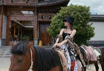 云南丽江+拉市海【丽水金沙+骑马划船+千古情濱出+上门接送】【[上门接+拉市海茶马古道（含骑马+划船+美味中餐+网红打卡地】