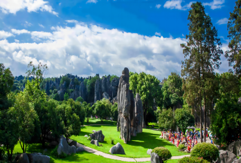 昆明石林风景区一日游【10点晚出发VIP团•赠百岁山矿泉水】【[玩点不一样的]全新原创升级10点晚出发懒人小团，经典性价比巴士团。总有一款适合您！】