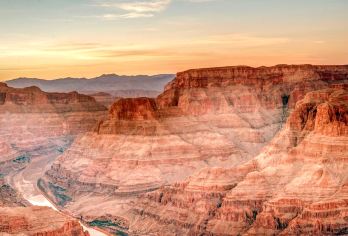 美国拉斯维加斯胡佛水坝+西峡谷一日游含简餐【游览西大峡谷、胡佛水坝和色彩缤纷的七彩魔山】