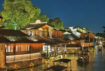 乌镇东栅+南浔古镇一日游【南浔夜景|杭州市区上门接】【一天游玩2大5A级水乡古镇，同时可欣赏到南浔水乡的唯美夜景。】
