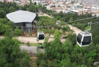 [含接送午餐]伊斯坦布尔出发：布尔萨和乌鲁达山一日游【告别伊斯坦布尔的繁华街道，前往布尔萨享受宁静的全日自然之旅 当您乘坐缆车从乌鲁达下降到市中心时，您会惊叹于令人惊叹的美景。 享用美味的当地混合烧烤午餐，尽情享受浓郁而鲜明的土耳其美食风味。】