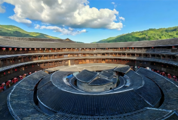 福建永定土楼王一日游【精选世遗|含客家特色餐|往返上门接送】【一价全含，全程纯玩无进购物店、无自费，厦门岛内往返接送，品尝客家特色圆笼餐，享受舌尖上的亲子时光】