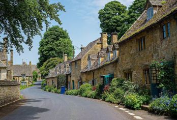 伦敦拼团一日游：科茨沃尔德+莎士比亚出生地+安妮小屋【进入莎士比亚出生地、安妮小屋、莎士比亚教室门票，科茨沃尔德村庄拍照留念（埃文河畔斯特拉特福、水上伯顿】