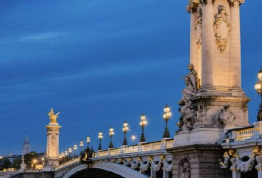 法国亚历山大三世桥+大皇宫+玛德莲+薇薇安建筑美学中文一日游【1、亚历山大三世桥欣赏建筑美学，大皇宫感受新艺术运动魅力，玛德莲教堂领略古典庄】