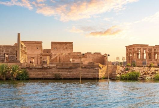 从阿斯旺出发，私人一日游游览菲莱神庙、阿斯旺大坝和未完成的方尖碑【参观菲莱神庙，这座岛屿神庙是女神伊西斯的圣地，也是古埃及建筑的瑰宝。 参观阿斯旺高坝和未完成的方尖碑，感受古代和现代工程奇迹。 享受私人埃及古物学家导游和舒适的交通工具，让您的旅程轻松愉快，收获满满。】