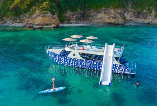 皮皮岛+玛雅湾+蜜月岛一日游！高颜值度假游艇出海啦【如果您热爱天堂般的专属旅行，那就踏上豪华双体船探险之旅，欣赏屋顶美景 Speedcatamaran + 普吉岛全岛免费接送服务 体验当地长尾船 + 浮潜咬嘴 一次使用】