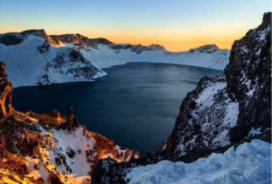 长白山北坡一日游·精品小团【漂流滑雪|裸眼4D|河边咖啡】【长白山北坡经典一日游，探访湛蓝火山口天池，感受68米瀑布水声轰鸣，看聚龙温泉热气蒸腾，漫步静谧绿渊潭】