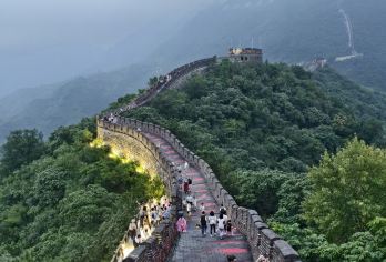 慕田峪长城和明十三陵私人旅行（英语司机陪同）【凭借私人 VIP 快速通行证避开拥挤人群，畅游慕田峪长城 会说英语的司机 自由活动时间，按照自己的节奏探索长城和十三陵】