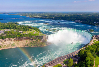 尼亚加拉瀑布一日游【多伦多出发  可选游船游】【近距离接触世界自然奇观，不同季节的行程调整和乘船游览的替代，此行程全年都对游客来说是一次迷人的冒险】