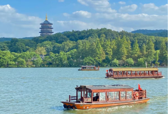 杭州雷峰塔+苏堤漫步+西湖游船休闲船环湖游+人工讲解半日游【西湖游船：乘西湖游船横跨湖面，远观三潭印月岛，花港观鱼等，体验船在水中行，人在画中游的感觉】