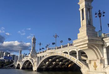 一日大理时光机：穿行古城烟火·仰望千年佛光·邂逅欧式桥影【3-4小时专车接送，串联古城人文、佛国圣地与网红地标，避免等车烦恼，尤其适合时间紧凑的旅人。】