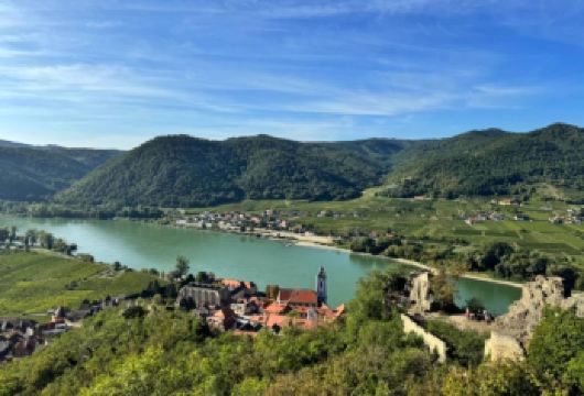 奥地利杜伦施坦+施皮茨+梅尔克修道院等之旅【一路尽览多瑙河与葡萄园交织的优美风光，沉浸式品尝奥地利地道美食】