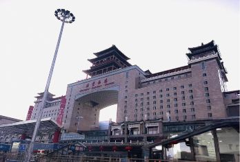 免去奔波之苦：从您位于北京的酒店直达火车站的私人接送服务【避开公共交通的拥挤和焦虑，也无需在出租车长队中苦等。 乘坐私人车辆，享受舒适个性化的旅行体验，车内温度舒适宜人。 专业司机将协助您搬运行李，让您的抵达更加轻松便捷。】