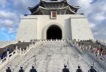 台北故宫博物院+艋舺龙山寺+正中纪念堂VIP包车一日活动【中文包车，沟通无碍，深度体验，行程可调 可定制】