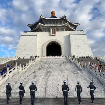 台北故宫博物院+艋舺龙山寺+正中纪念堂VIP包车一日活动