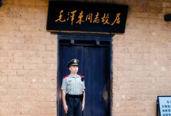 无自费◆韶山毛泽东故居+纪念馆+刘少奇故居1日活动◆无购物【[严选·精华景点]导游全程讲解，毛泽东故居，南岸私塾，区景点我们预约，全程跟体验，不打擦边购物】