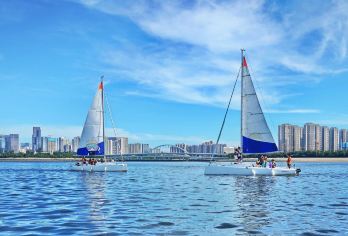 15人纯玩团●含餐赠航拍I厦大植物园帆船出海I海陆双景畅游【[全面新升级]15人封顶精品团，赠KFC早餐（鸡肉帕尼尼汉堡）】