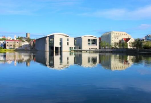 冰岛雷克雅未克市政厅+珍珠楼+三大美术馆包车深度艺术之旅【三大美术馆收藏了丰富的冰岛及国际艺术作品，可以欣赏到不同风格和时期的绘画、雕塑等艺术珍品。】