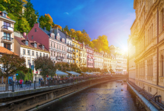 从布拉格出发的卡罗维发利和黛安娜瞭望塔一日游【漫步穿过城镇中心，欣赏沿途温泉柱廊的美景】