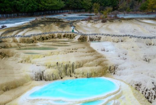 丽江+虎跳峡+哈巴观景台+白水台8人小团一日游纯玩【[同款亲民价]打卡东环线精华景点：上虎跳峡(香格里拉段)+哈巴雪山观景台+仙人遗田白水台】
