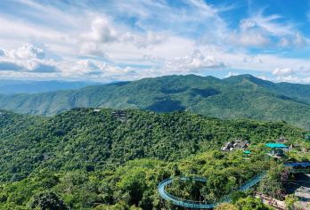 海南三亚帆船出海+亚龙湾天堂森林公园一日游私家团【M】【[天堂森林公园]乘观光电瓶车直奔山顶，远看美丽的亚龙湾和南中国海，近看星罗棋布的一座座鸟巢尽收眼底；】