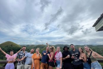 JOINERS - 薄荷岛乡村之旅（含罗博河午餐）【遗产与文化——探索拥有数百年历史的巴克拉永教堂，邂逅可爱的眼镜猴，世界上最小的灵长类动物。 自然奇观——惊叹于标志性的巧克力山和薄荷岛乡村郁郁葱葱的景色。 休闲与体验——享受轻松的罗博克河游船之旅，船上提供午餐和现场文化表演。】