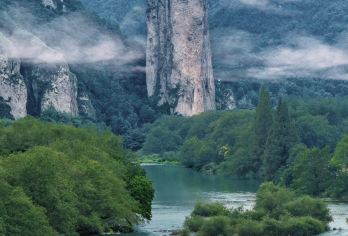浙江丽水河阳古民居+缙云仙都+鼎湖峰一日游可英文服务400【可提供英文及小语种导游服务-往返接送-可选导游-可代订门票】