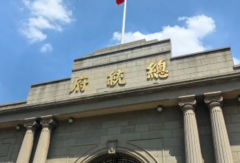 南京之旅：总统府、博物馆、中华门（含城墙博物馆）【告别匆忙的旅行团。尽情享受充足的时间，沉浸于每个景点的魅力之中。 一天之内穿越600年——从明朝长城到民国时期的历史。四个重要景点串联成一个精心策划的一日行程。 您的时间应该用来享受文化，而不是通勤。我们的智能路线规划可以避免绕路和麻烦，让您专注于真正重要的事情。】