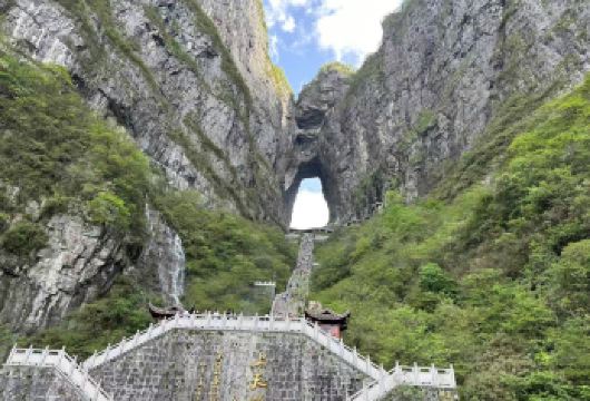 张家界：天满山公园和黄龙洞私人一日游【尽情欣赏张家界天门山公园令人叹为观止的美景 一天内可以游览张家界两大景点 惊叹于黄龙洞的自然奇观】