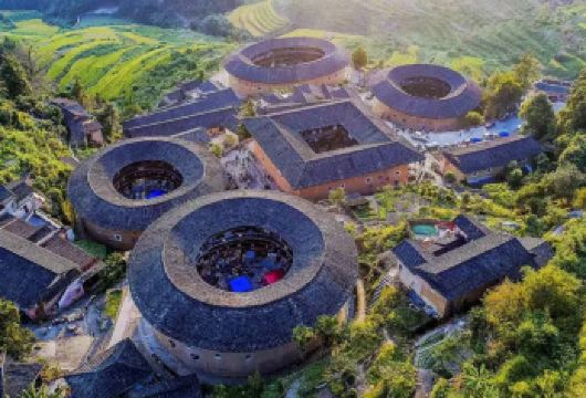 南靖云水谣古镇+田螺坑土楼群一日游【小团出行丨高速畅享纯玩】【[一往阅尽]“四菜一汤”田螺坑土楼群，“东歪西斜”昌裕楼，感受神秘的东方古堡魅力，秘境神游。】