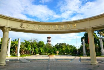 东兴国门景区一日游（东兴口岸+竹山村+万尾金滩）畅玩中越边境【专属包车，灵活自在：4 人起即可包车出行，行程路线自主把控，告别跟团赶时间，边境游玩更随心。】