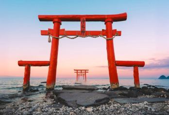 九州佐贺有田陶瓷公园+祐德稻荷神社+海中鸟居一日游丨草莓采摘【探访欧风陶瓷公园，在武雄温泉街泡汤小憩，漫步千年楼门下的复古街区。】