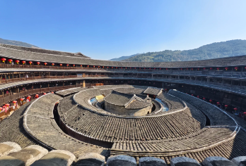 福建土楼王景区+承启楼+世泽楼一日游【接送+门票+午餐】【[服务保障]本地旅行社，自有车队，天天发团，全程贴心服务，纯玩无强制消费！】