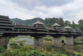 桂林：龙脊梯田和三江城阳洞村一日包团【在私人导游的带领下，了解瑶族、壮族和侗族文化。 涵盖桂林两大主要区域 享受从桂林酒店出发的私人门到门接送服务，放松身心。】