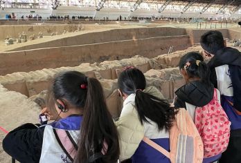 兵马俑+永兴坊研学一日游【6人团+体验非遗皮影戏+瓦当拓片】【[暑期亲子优选]兵马俑DIY制作、探秘沉睡的帝陵、永兴坊皮影戏、瓦当拓片）颁发“陕西非遗小传人”证书】