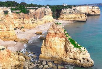 贝纳吉尔海洞+海军海滩一日游【葡萄牙法鲁|在壁纸上见到的城市【法鲁是阿尔加维地区的首府。位于葡萄牙南部濒临大西洋，拥有美丽的️海滩、自然保护区和森林】