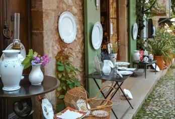 圣十字湖+陶瓷小镇+瓦朗索尔：南法的湖光山色与鲜花锦绣之旅！【尼斯市区出发，专车直达，无需换乘，省时省力】