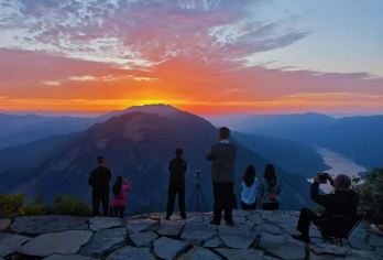 诗画奉节·云巅乌云顶+瞿塘峡一日游 精品私藏线路解锁奉节风光【循刀郎歌声,探秘奉节乌云顶之美！文峯塔文化深厚，三峡日出美到心坎里】