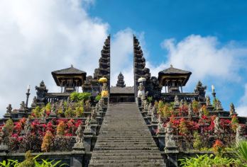 布沙基母庙之旅和巴厘岛村庄【了解贝沙基寺，这座巴厘岛*大的寺庙的文化和历史。 探访神奇的彭利普兰村，体验传统民居和生活方式。 在经验丰富的导游和友好人士的陪同下】