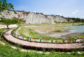 高雄月世界+美浓客家民俗村+旗山老街+驳二艺术特区一日游【自然奇观：探索田寮月世界，见证鬼斧神工的恶地地貌。】