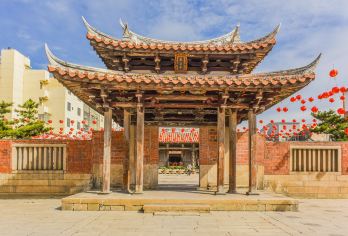 鹿港老街一日游【小吃宴、三轮车古蹟巡礼】【以玻璃為主題的藝術館，白天璀璨、夜晚點燈更是浪漫】