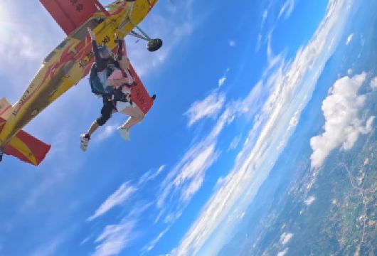 成都青城山高空跳伞基地一日游【成都青城山跳伞+高清摄像跟拍】【[刺激嗨玩]4000米跳伞高度，自由落体是蹦极无法比拟的体验】