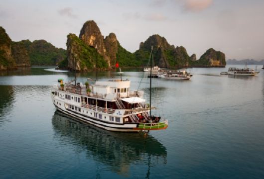越南下龙湾4星级游轮/船上过夜的行程【我们是越南本地船队】【走下龙湾世界遗产奇观遗产线路：天堂岛、惊讶懂、穿洞、参加烹饪班、晚上钓墨鱼等】