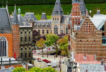 阿姆斯特丹周边一日游：小人国奇境·和平宫·艺术殿堂·现代建筑【中文专车随行｜行程灵活定制，经典打卡+自由探索，你的旅程由你做主】