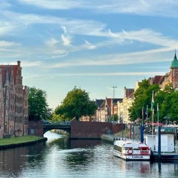 德国汉堡往返吕贝克-汉萨同盟文化主题，建筑控必选-包车-精选