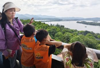 杭州西湖十景雷峰塔一日游2小时深度人工讲解15人精品小团【专业讲师团队由高校教师、金牌导游精英组成，讲解生动专业，适合全年龄段游客聆听学习。】