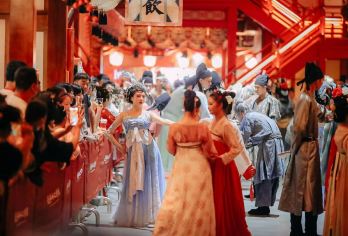 杭州宋城一日游【宋城千古情+讲解+自由玩】【[魅力之旅、成团无忧] 本地专业旅行社，天天发团游宋城。贴心服务整日不停】