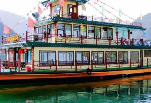 吃长桌宴含正宗乌江画廊游船+蚩尤九黎城+龚滩古镇一价全含【坐乌江画廊龚滩段游船、千里乌江泼墨成诗，百里画廊邀您入画！