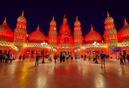 迪拜地球村之旅（含私人接送）【探索 90 多个国家展馆，每个展馆都展示来自世界各地的文化、美食和工艺品。 欣赏现场娱乐表演、音乐会和文化表演。 在小吃摊和餐馆品尝来自世界各地的正宗美食。】